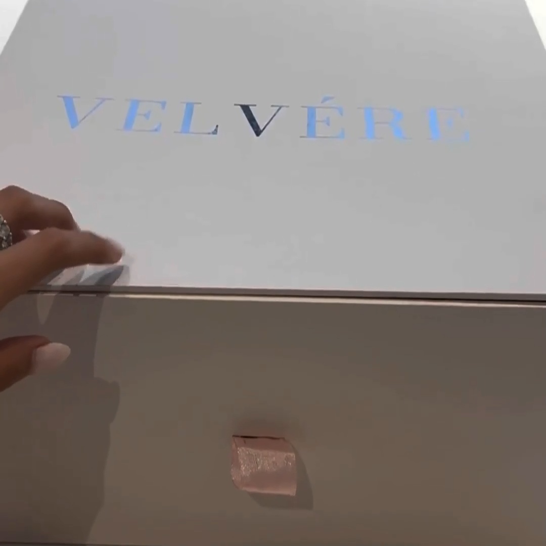 Velvereofficial Facebook ad: Express GCC Delivery