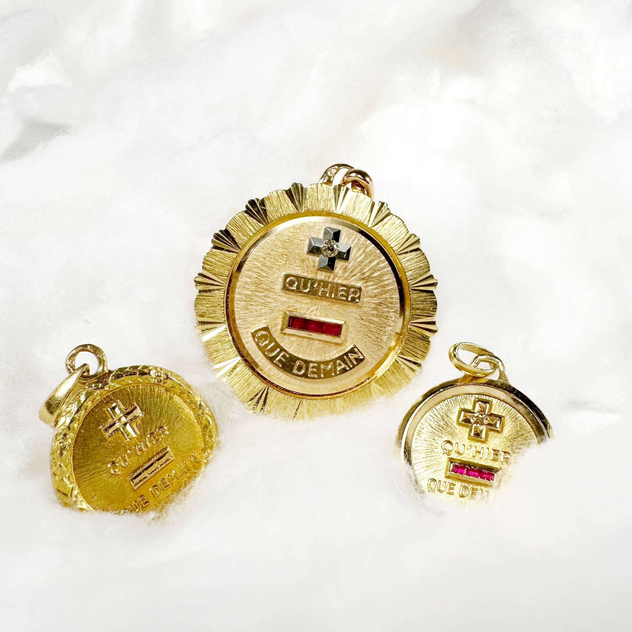 ÓNÍSÌ PARIS Facebook ad: UNE AVALANCHE DE BIJOUX UNIQUES