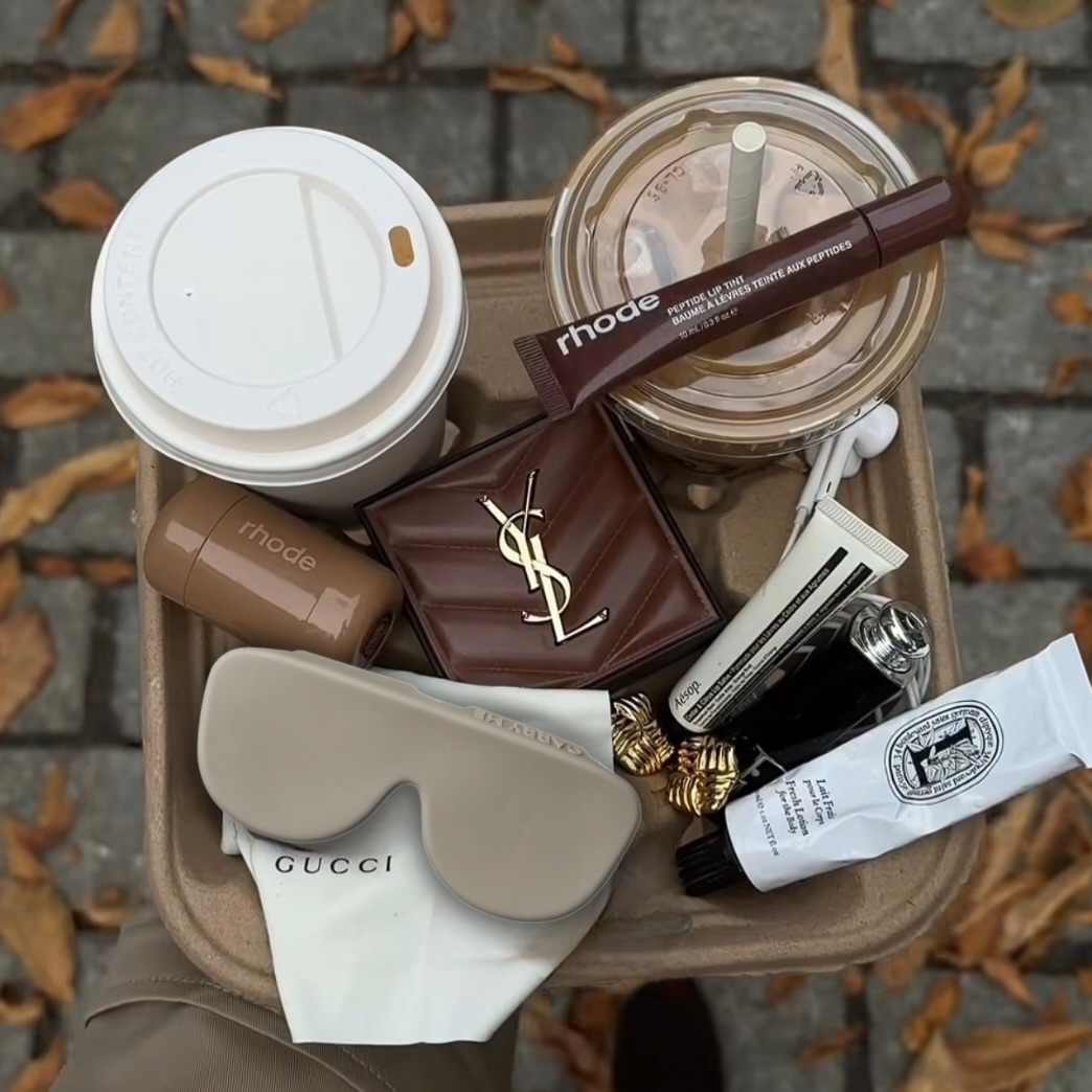 carrymecase Facebook ad: What a girl want?