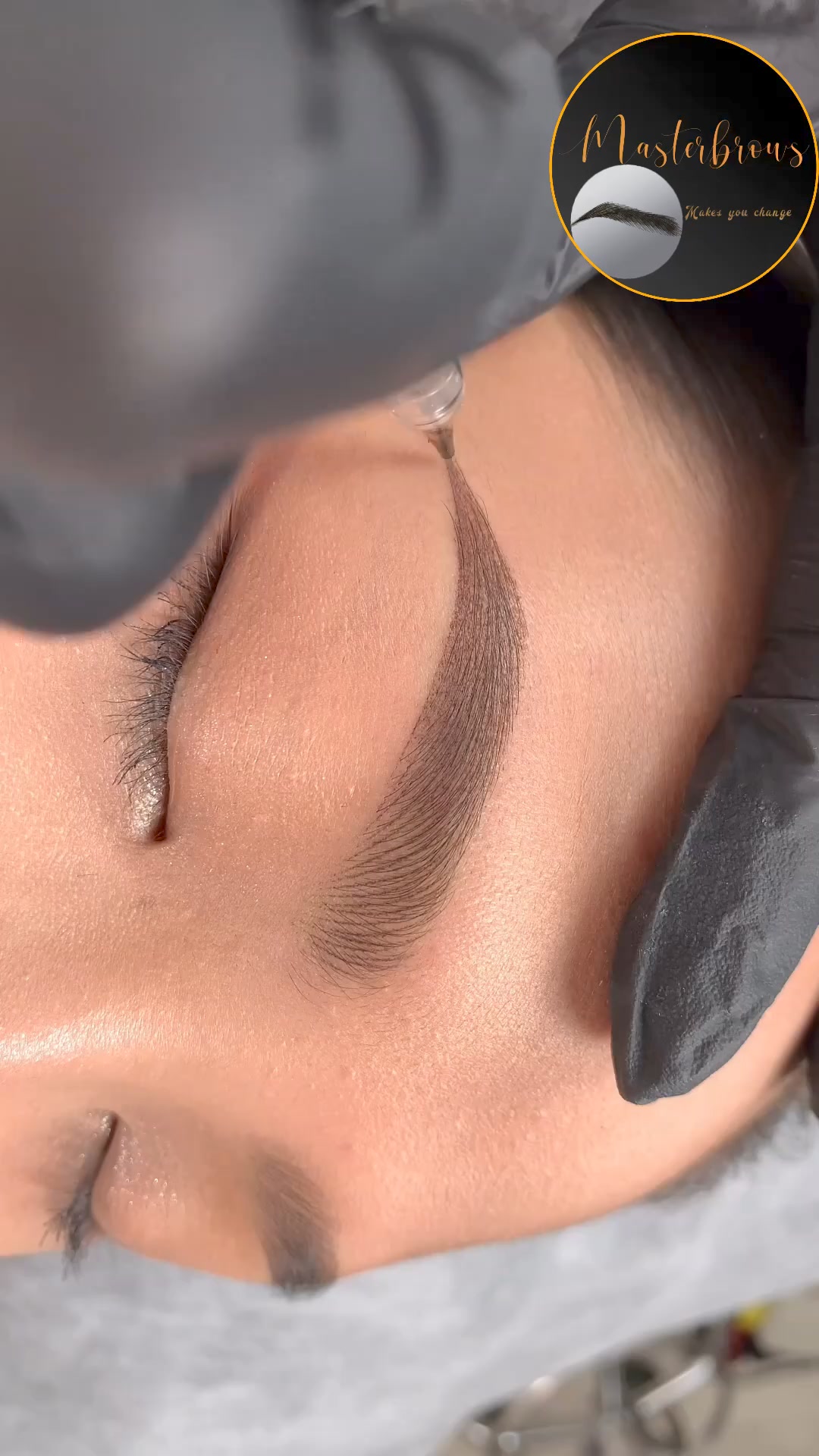 Masterbrows Facebook ad: Agenda tu valoración
