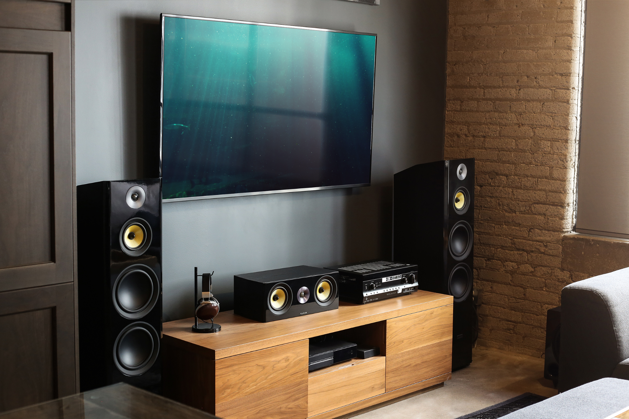 Fluance Audio Facebook ad: Free Shipping & Free Returns