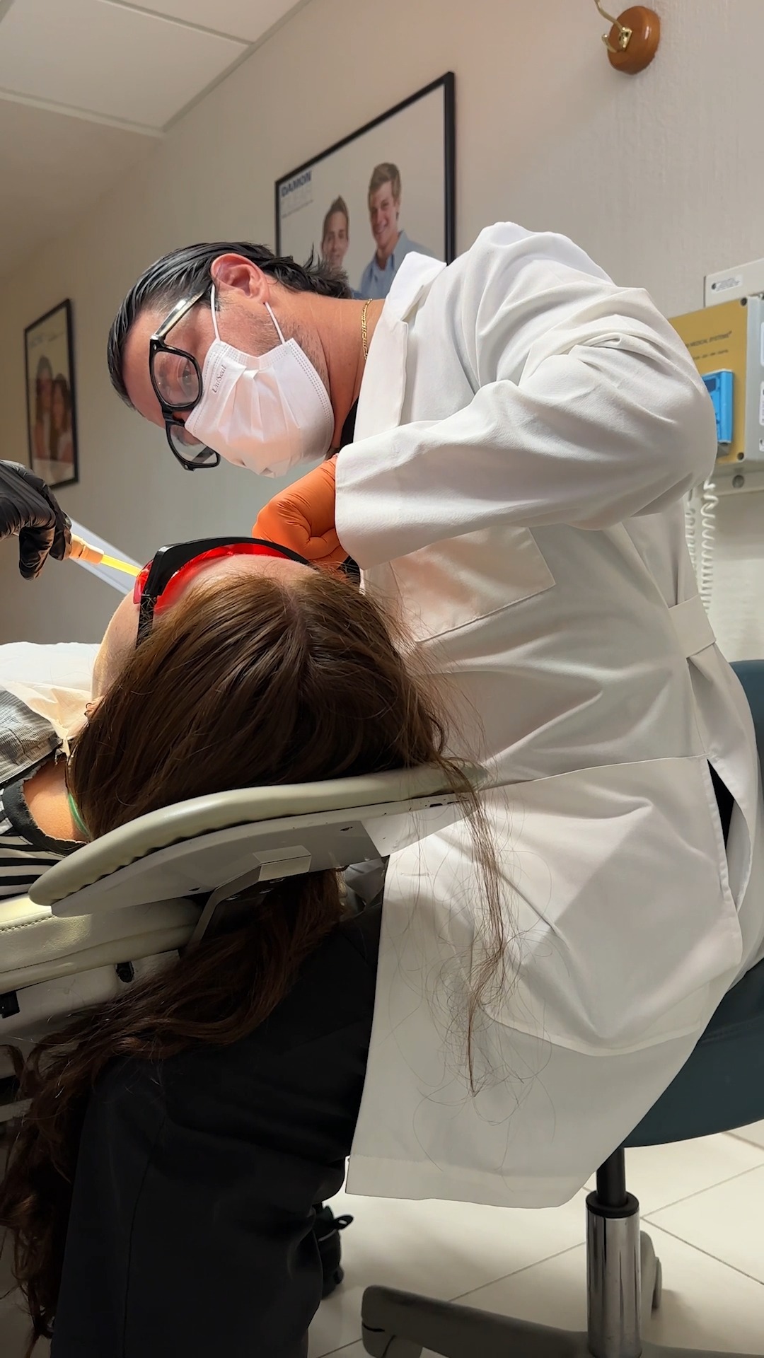 Dental Center Saltillo Facebook ad: Tu sonrisa merece un tratamiento de alto nivel…