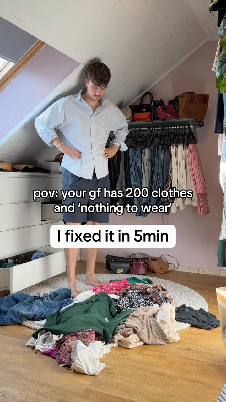 Valentinessembl Facebook ad: Turn your wardrobe into outfits with Essembl App!