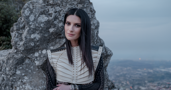 Radio Monte Carlo Facebook ad: Laura Pausini rende omaggio a Freddie Mercury: il video