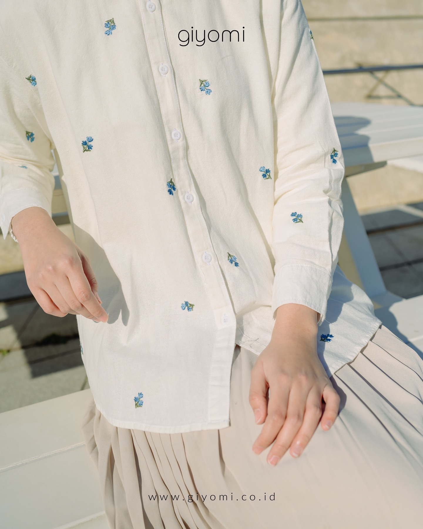 Giyomi Facebook ad: Giyomi punya Aile shirt dengan detail embro bunga…