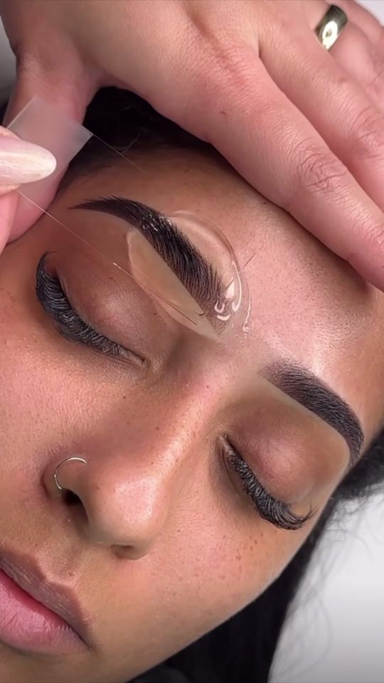 Verónica Miranda Facebook ad: OMBRE POWDER BROWS