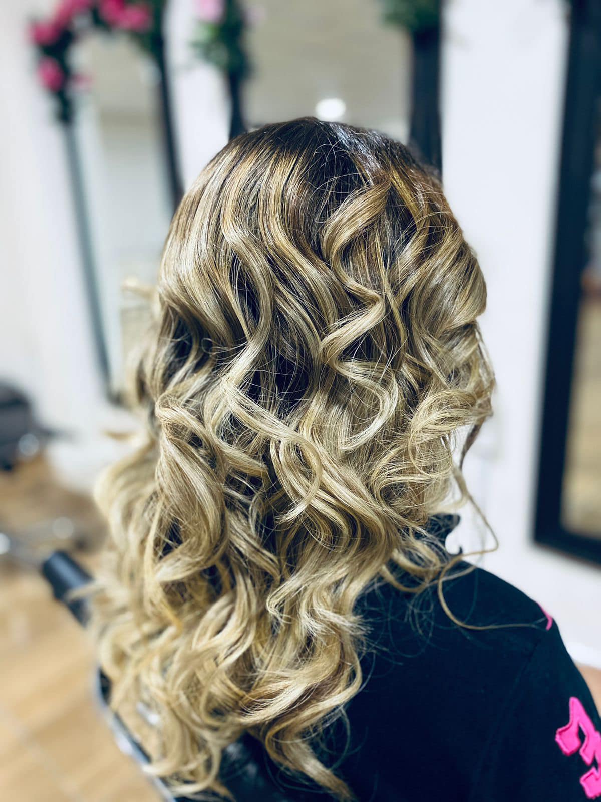 ReynaSalon Facebook ad: Promoción en