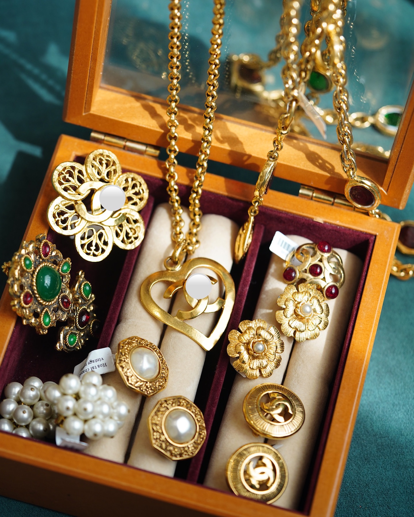 ByQUEEN Facebook ad: C H A N E L Vintage …