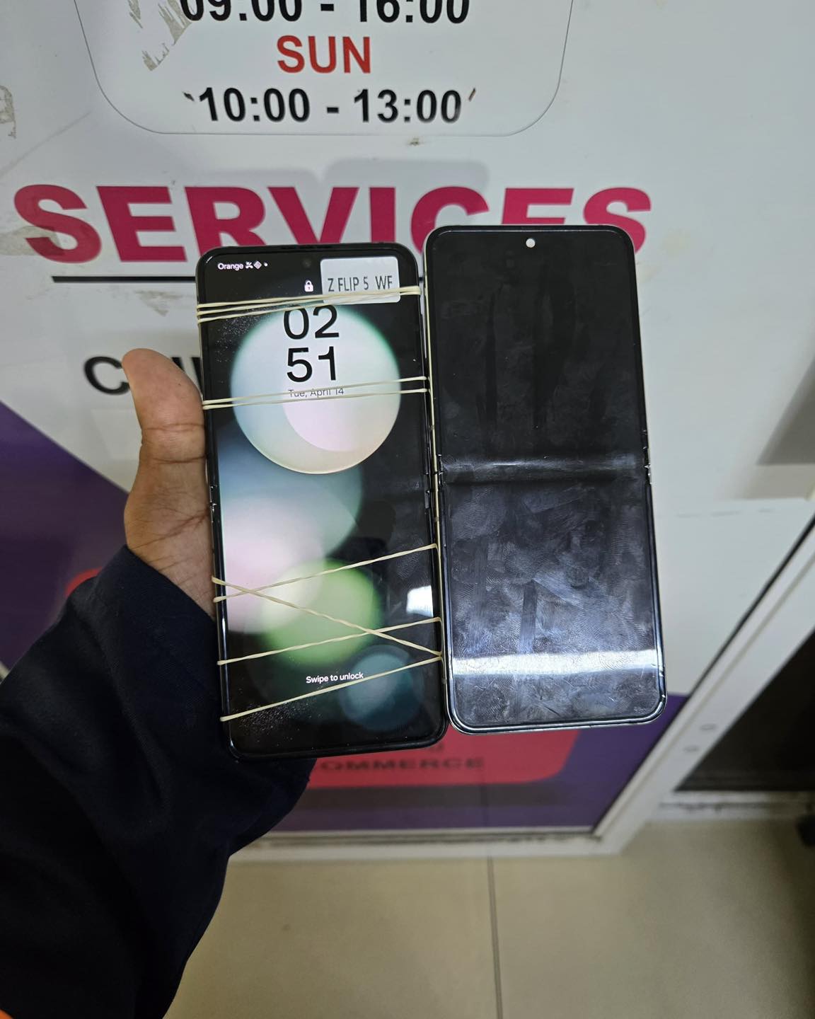 Modit Connect Facebook ad: Samsung Z flip 5 screen replacement done