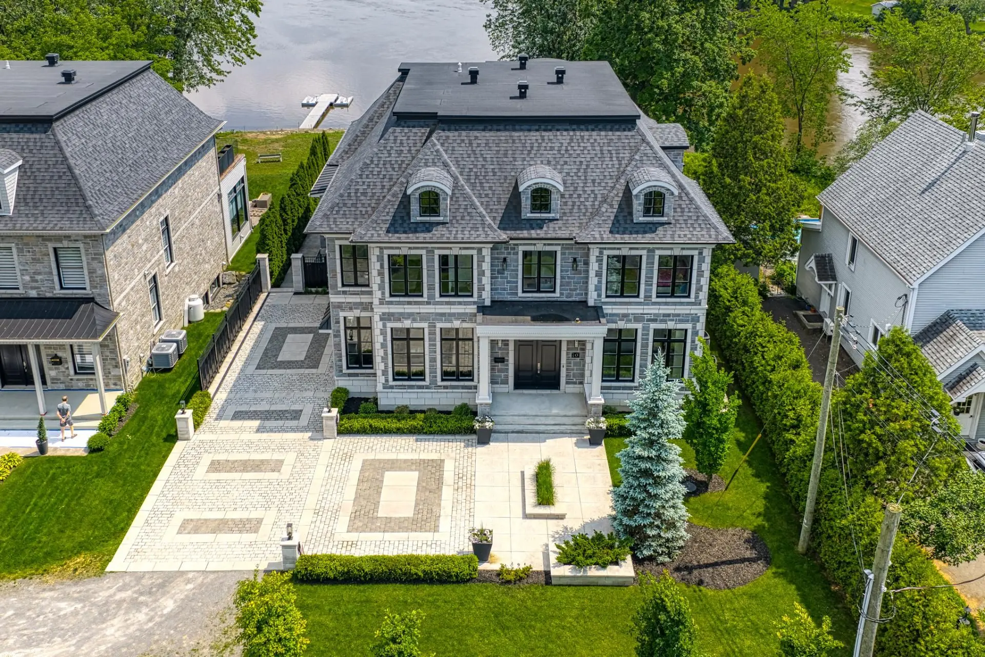 Engel & Völkers Montréal Québec Facebook ad: Le luxe au BORD DE L'EAU c’est 𝗘&𝗩!