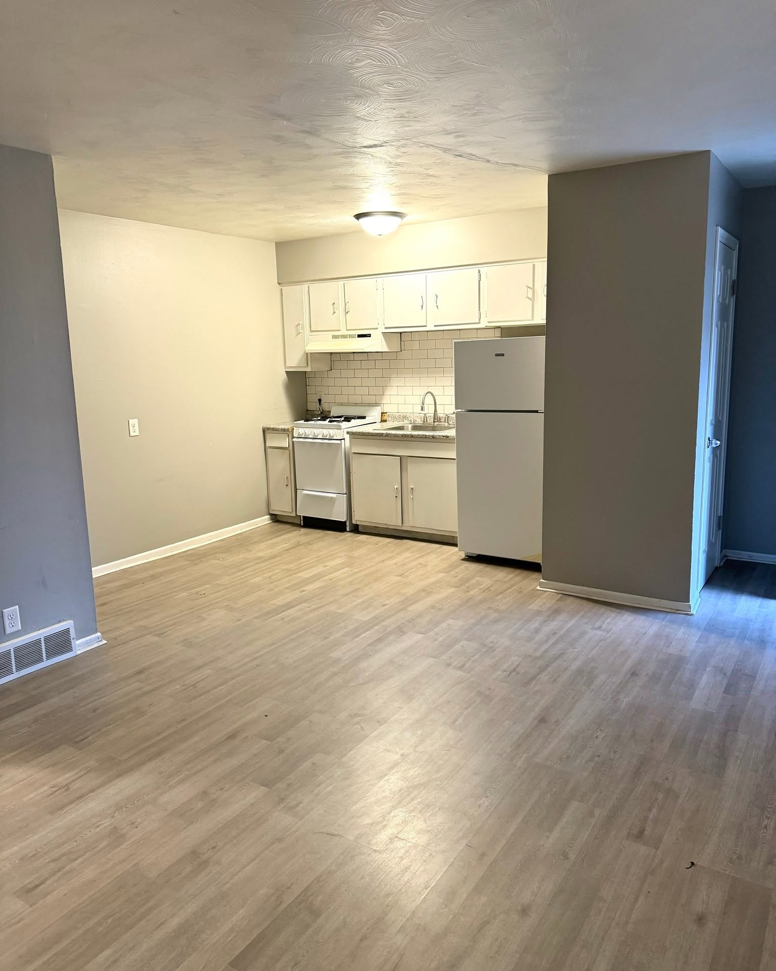 TJ Welsch Facebook ad: 1 Bed 1 Bath Apartment/condo