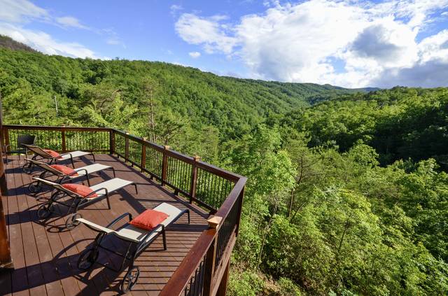 Visit My Smokies Facebook ad: Overnight vacation rental cabins in Gatlinburg, TN