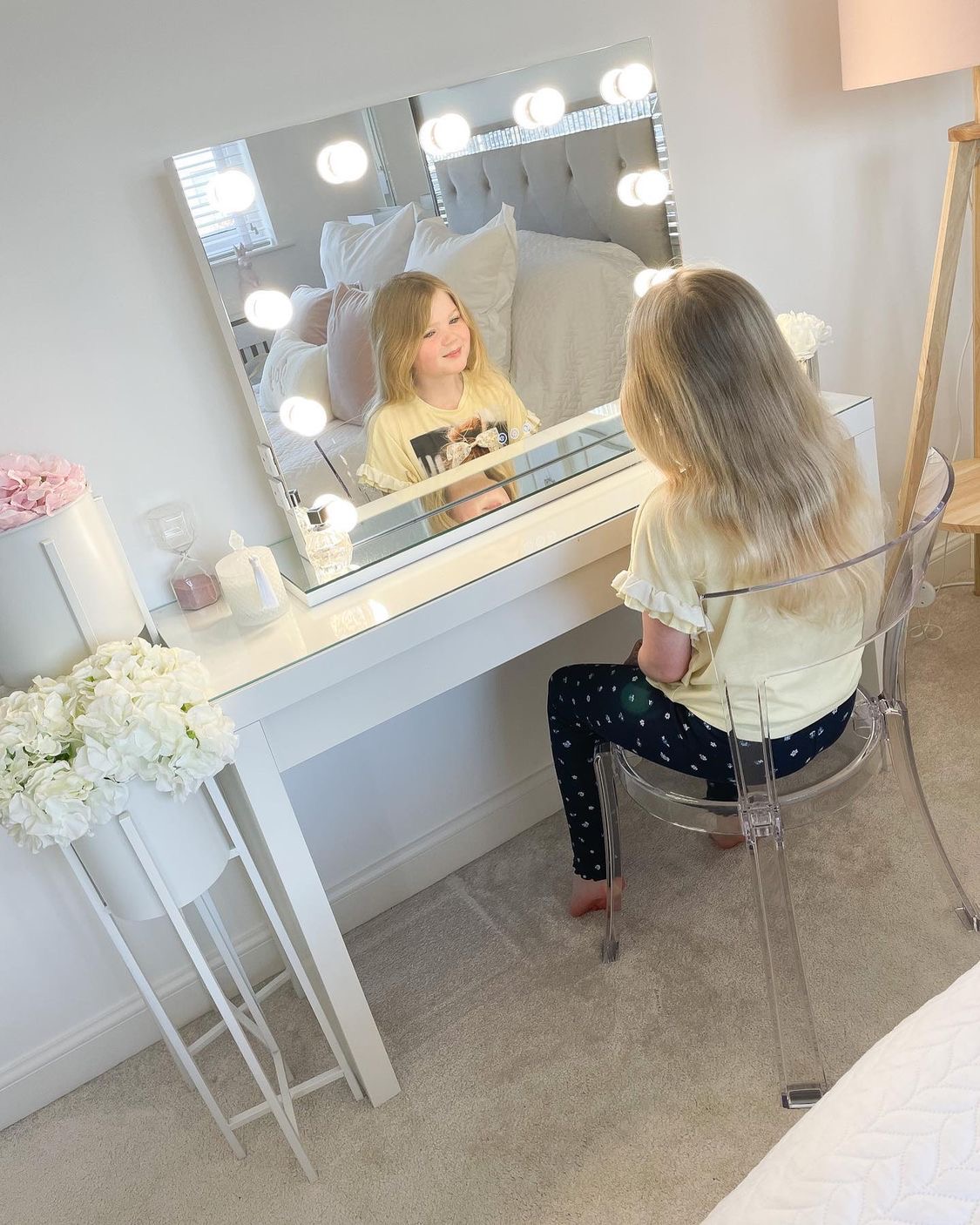 Hollywood Mirrors Facebook ad