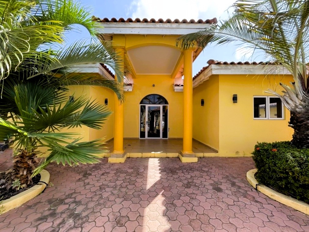 Aruba Happy Homes Facebook ad: ๐๐ญ๐ฎ๐ง๐ง๐ข๐ง๐ ๐๐ซ๐จ๐ฉ๐๐ซ๐ญ๐ฒ ๐
๐จ๐ซ ๐๐๐ฅ๐ ๐ข๐งโฆ
