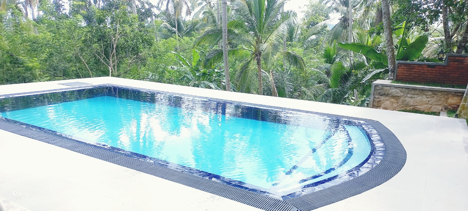 D & S Pools Facebook ad: Chat in Messenger
