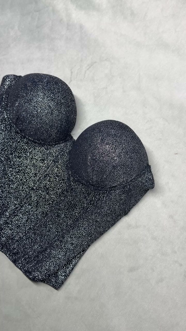 Bocado de Adán Facebook ad: Lencería femenina & corsetería de diseño