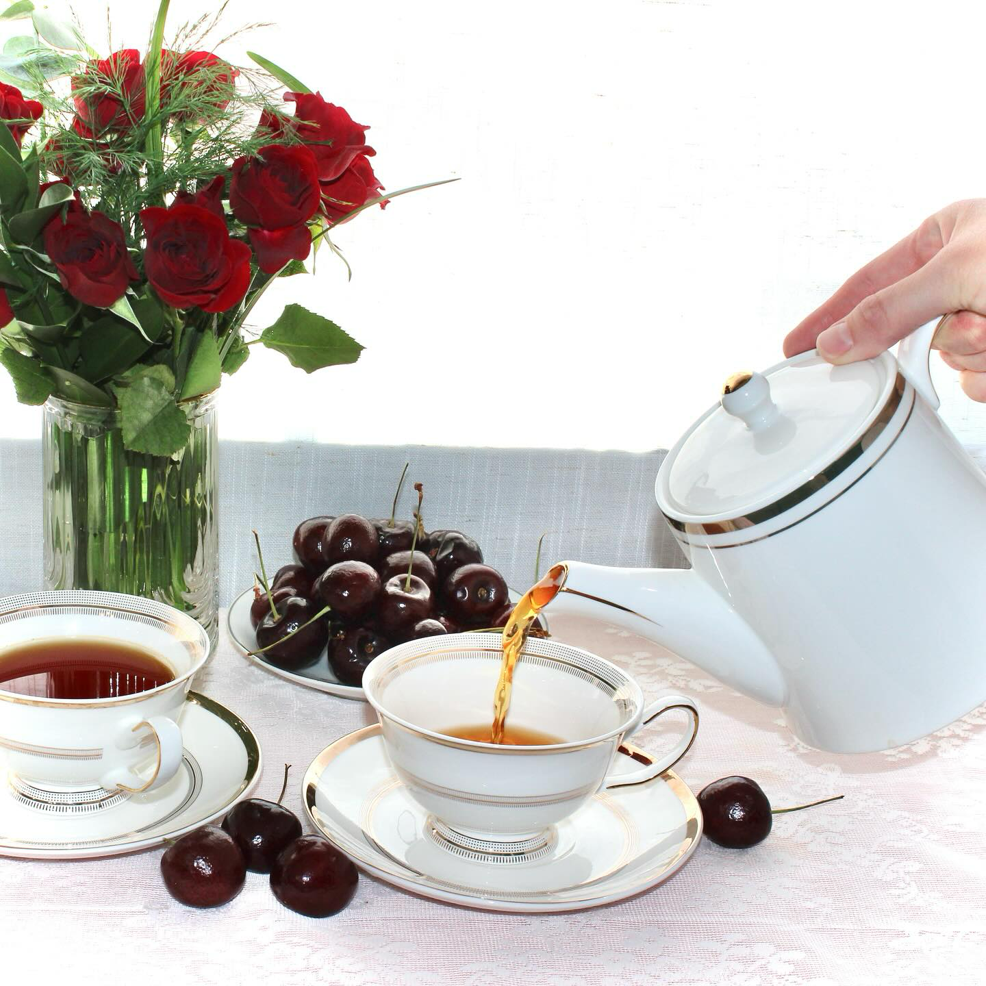 Blossom & Leaf Tea Co. Facebook ad: Shop The Afternoon Tea Experience