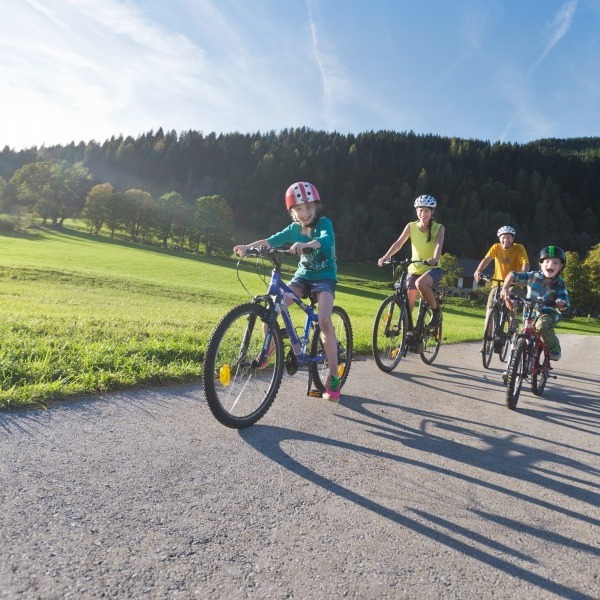 Sonnberg Ferienanlage Facebook ad: Sommerglück auf zwei Rädern, Familienzeit bei Sonnberg