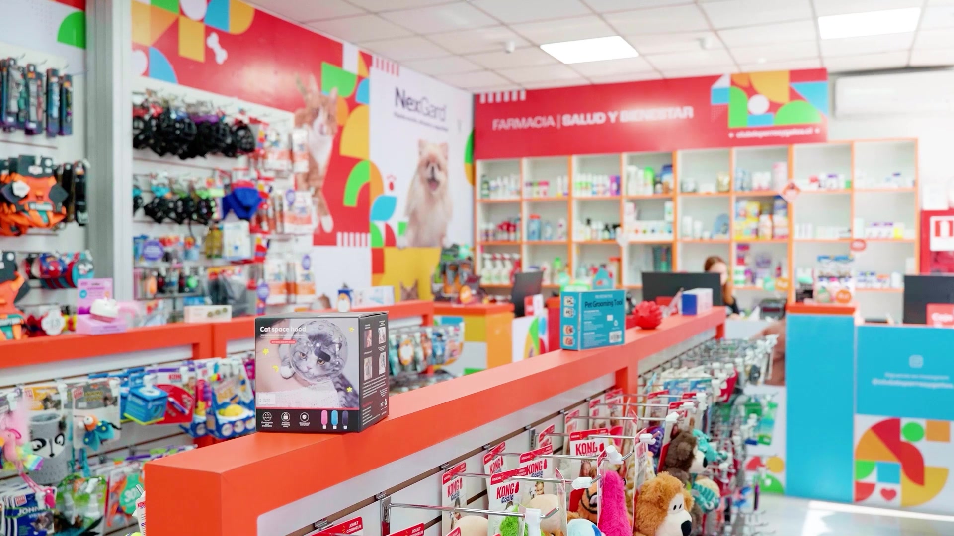 Club de Perros y Gatos Facebook ad: Somos tienda y farmacia veterinaria, con 12 tiendas…