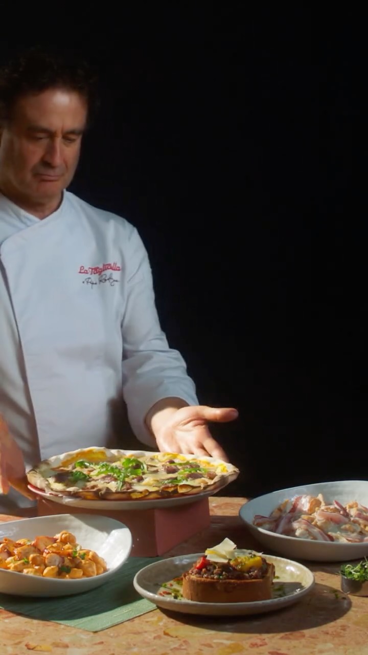 Restaurantes La Tagliatella Facebook ad: Todos, en algún momento, nos hemos creído expertos…