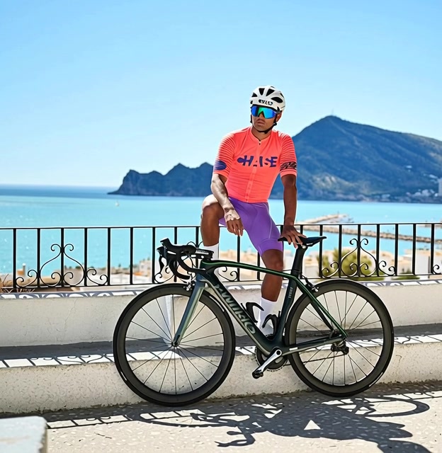 Chaise cycliste couture Facebook ad: TRIBAL COLLECTION-RIDE BOLD
