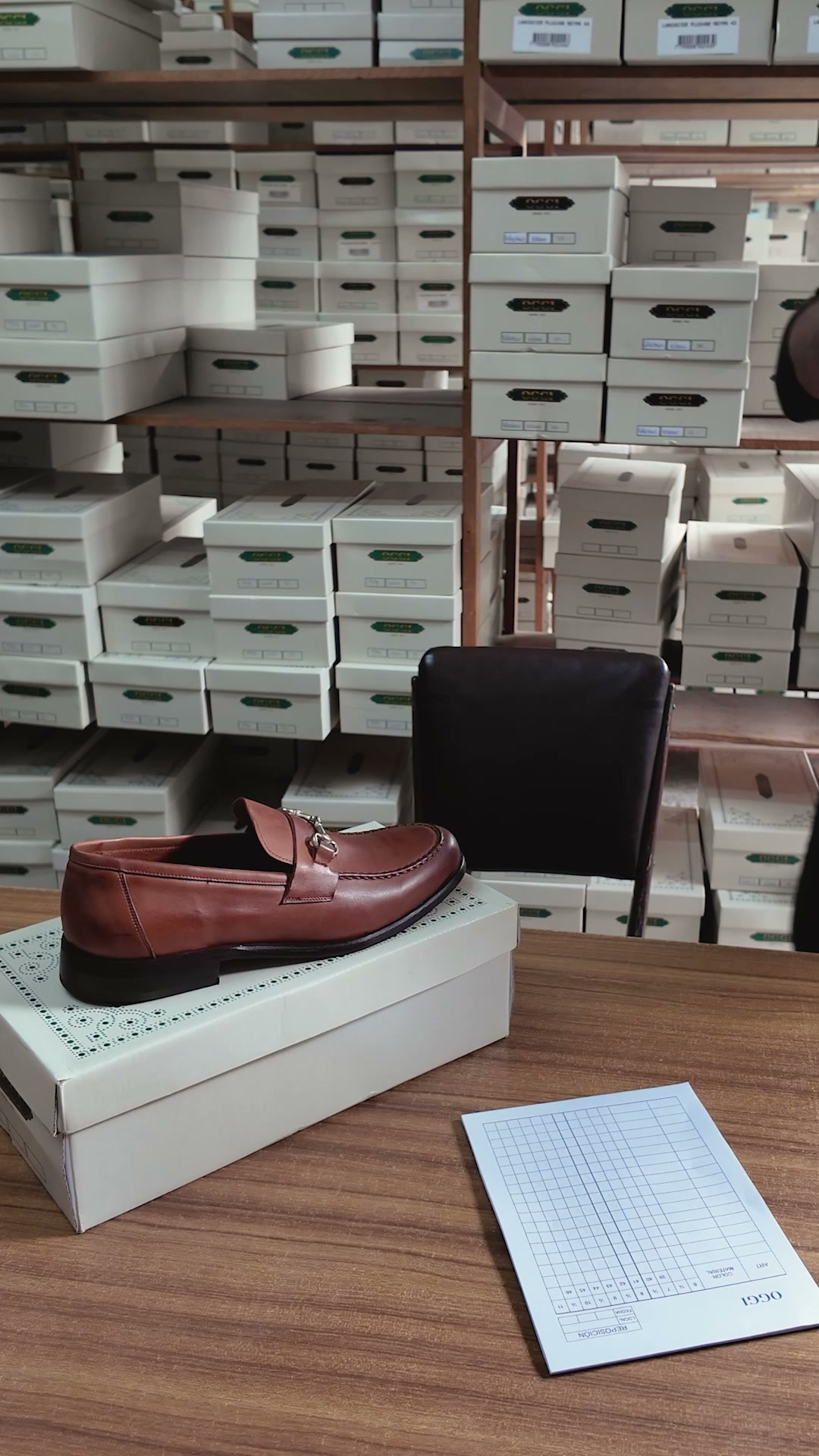 OGGI zapatos Facebook ad: 6 CUOTAS SIN INTERÉS O 10% OFF por transferencia