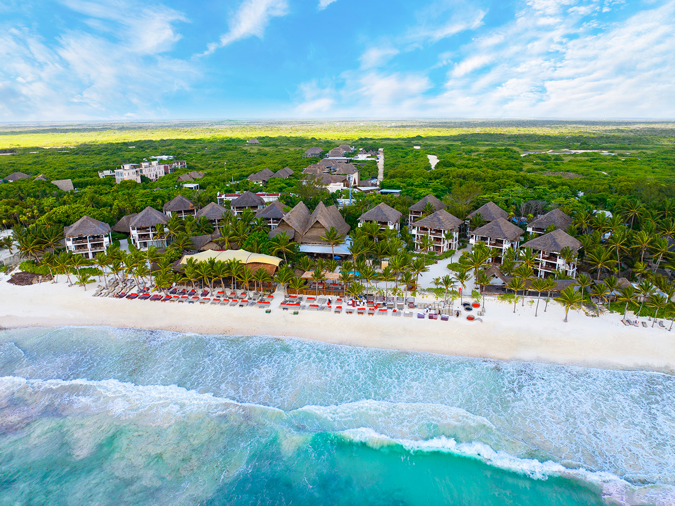 Mia Restaurant & Beach Club Facebook ad: Chatea con nosotros