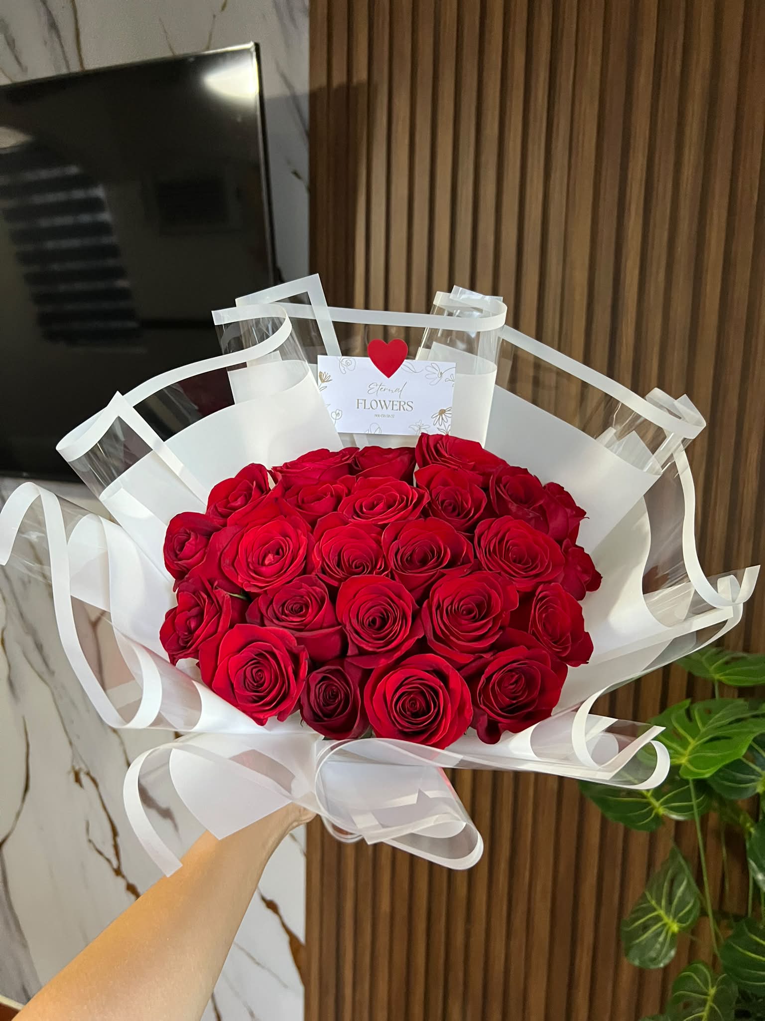 Eternal Flowers Facebook ad: 24 rosas rojas ��� 866 138 5837