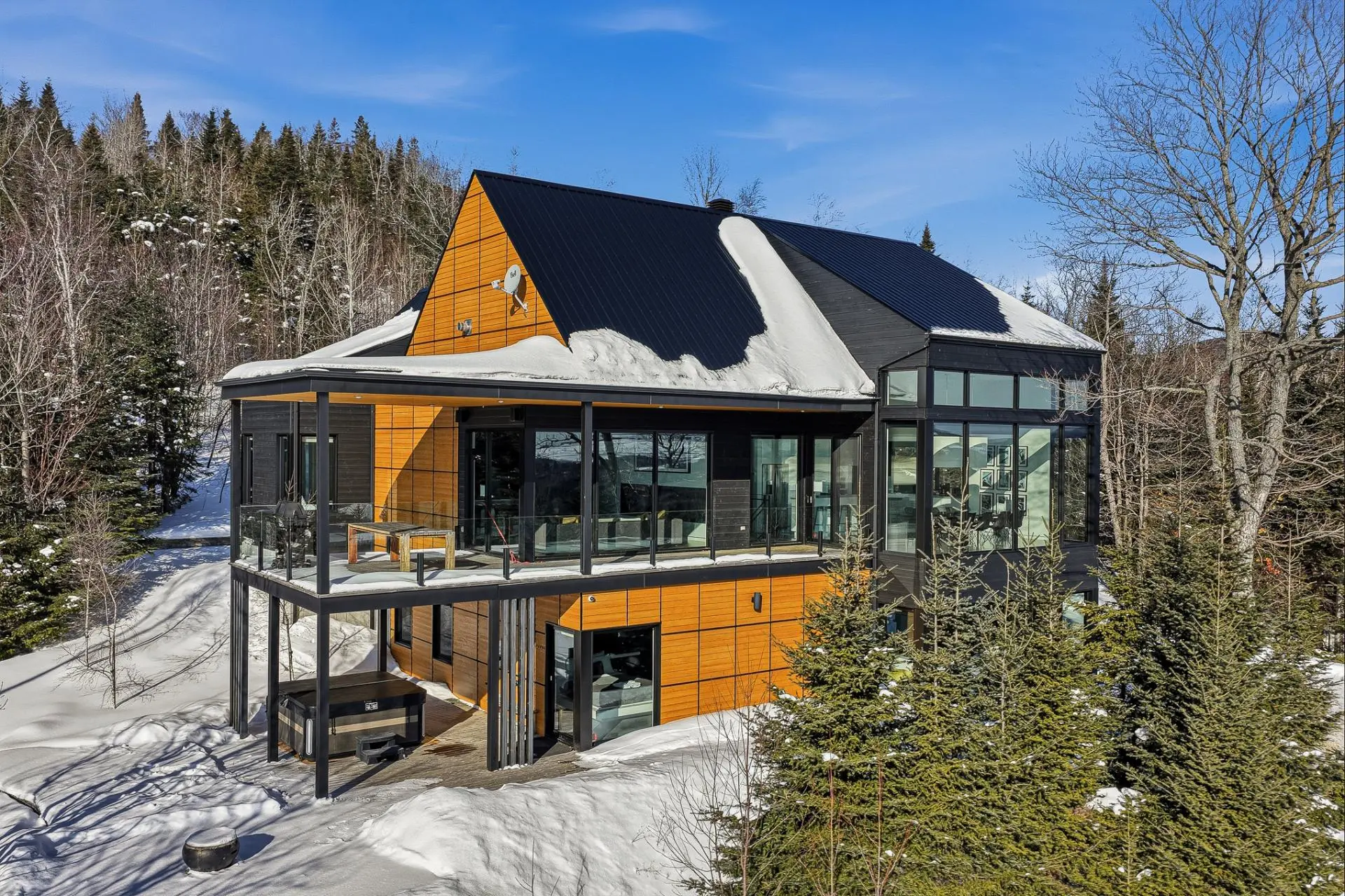 Engel & Völkers Montréal Québec Facebook ad: Le luxe dans CHARLEVOIX c'est 𝗘&𝗩!