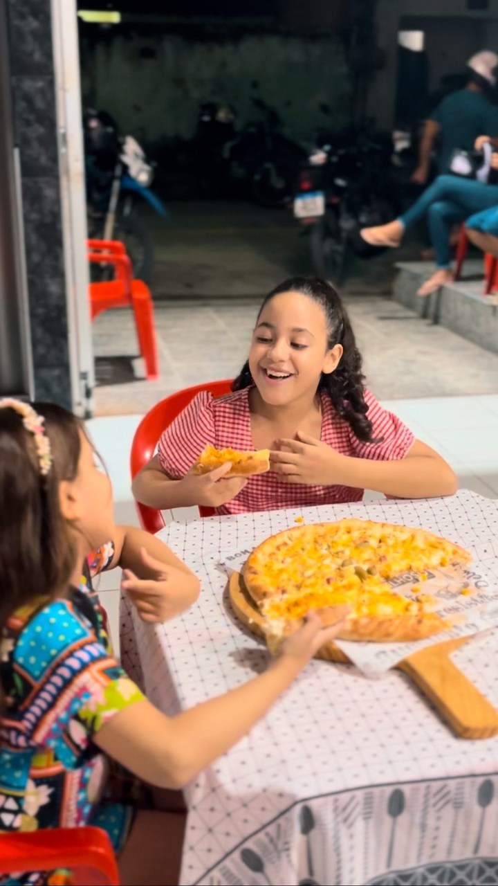 Pizzaria Tamanho Família Facebook ad: Ufaaa, ainda bem que não foi minha pizza!
