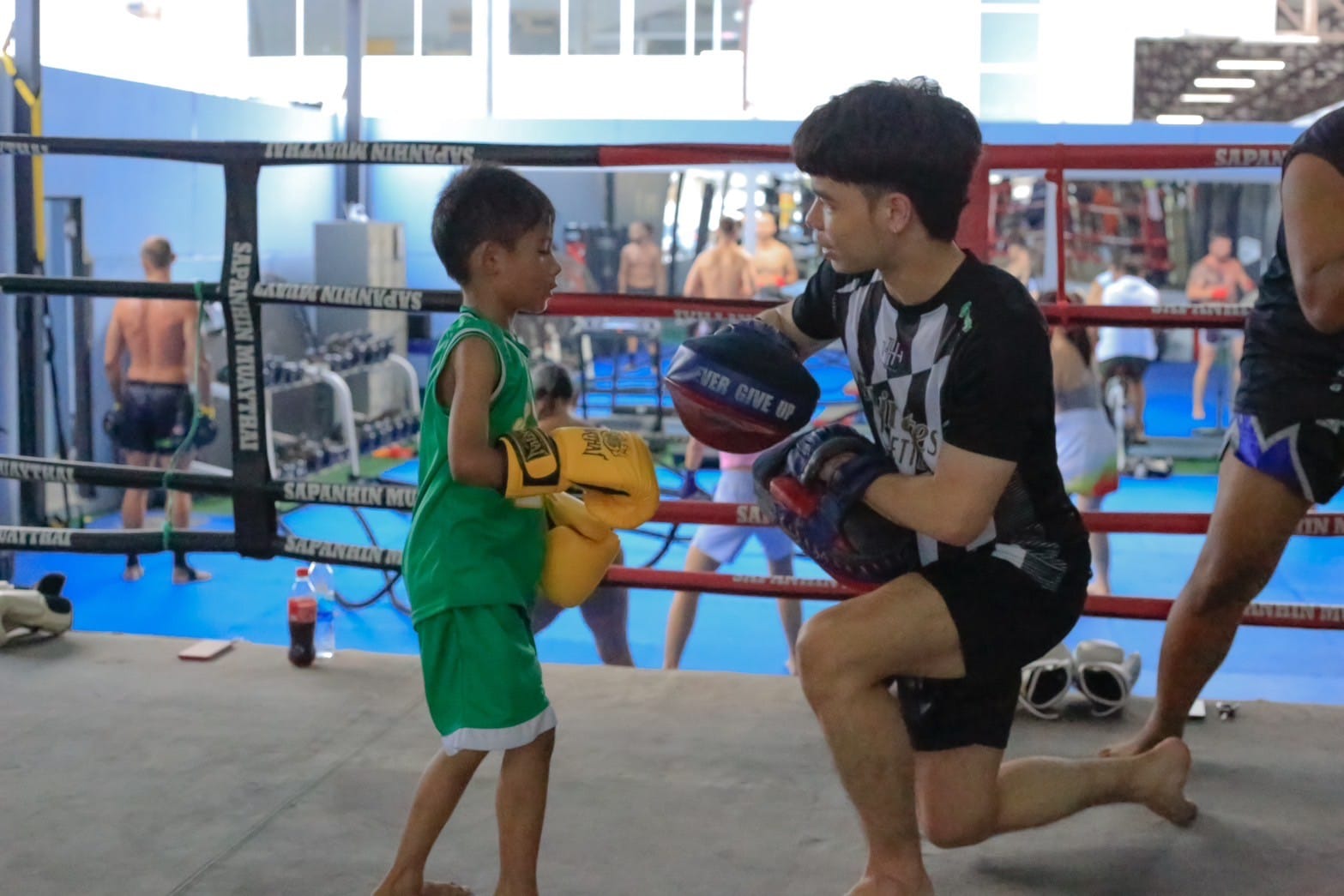 Phuket Power Thai boxing ภูเก็ตเพาเวอร์ไทยบ็อกซิ่ง Facebook ad: อยู่กับโทรศัพท์