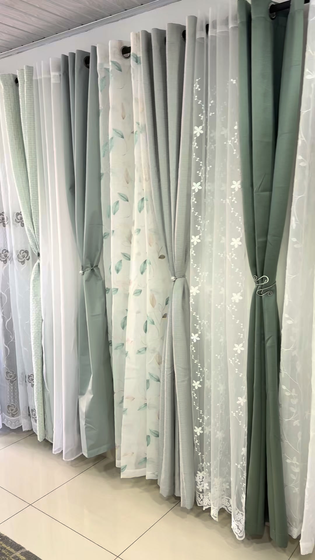Djaus Facebook ad: ¿Cansado de cortinas aburridas que no bloquean el…