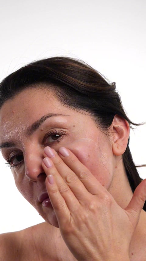 KLAPP Skin Care Science Facebook ad: Für verbesserte Elastizität, Spannkraft und Konturen.