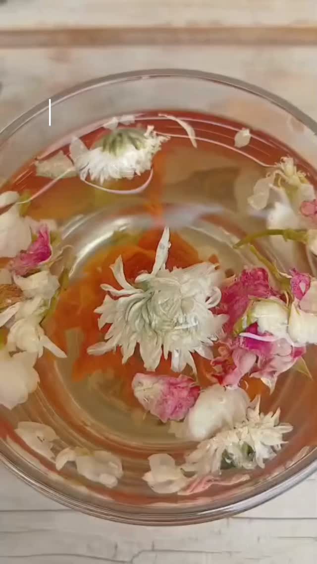 Ops-tea Facebook ad: Una flor que florece en tu propia taza…