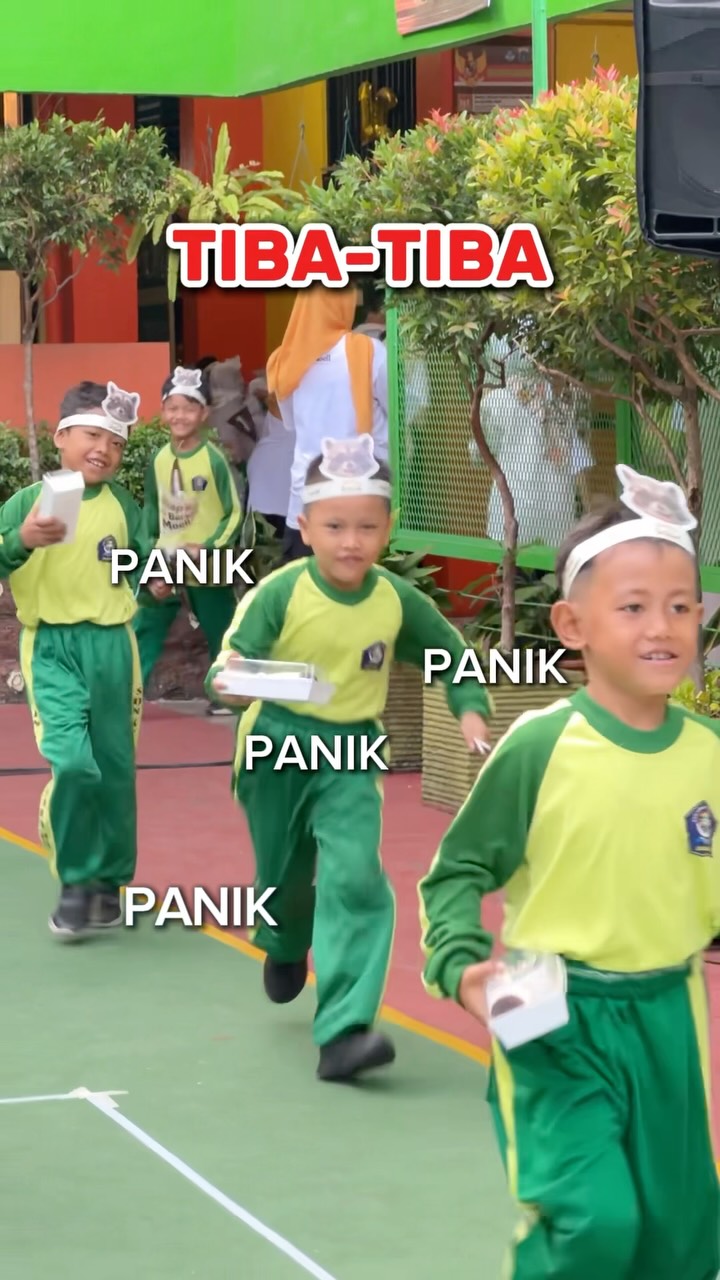 Moell Baby Skincare Facebook ad: Pada panik gak dapet tempat duduk di depan…