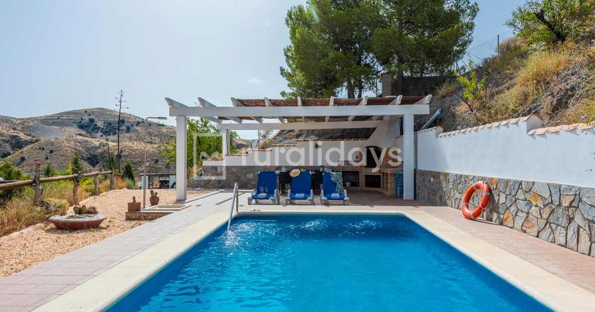 Ruralidays.com Facebook ad: Escápate con los tuyos y disfruta del sol…