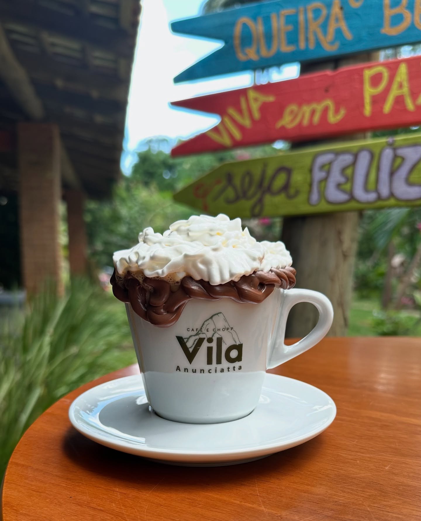 Vila Anunciatta Café e Chopp Facebook ad: A vida pode até ser corrida…
