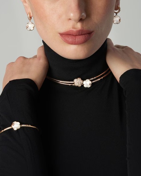 Mappin & Webb Facebook ad: Luminous pearls take centre stage with Mappin &…