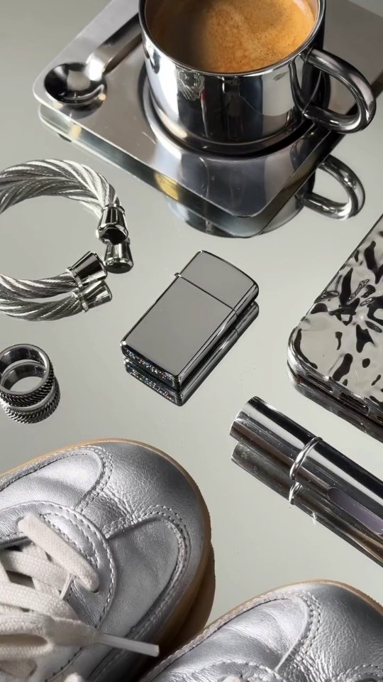 지포 Zippo 코리아 Facebook ad: 집 속에 놓인 작은 금속 오브제.