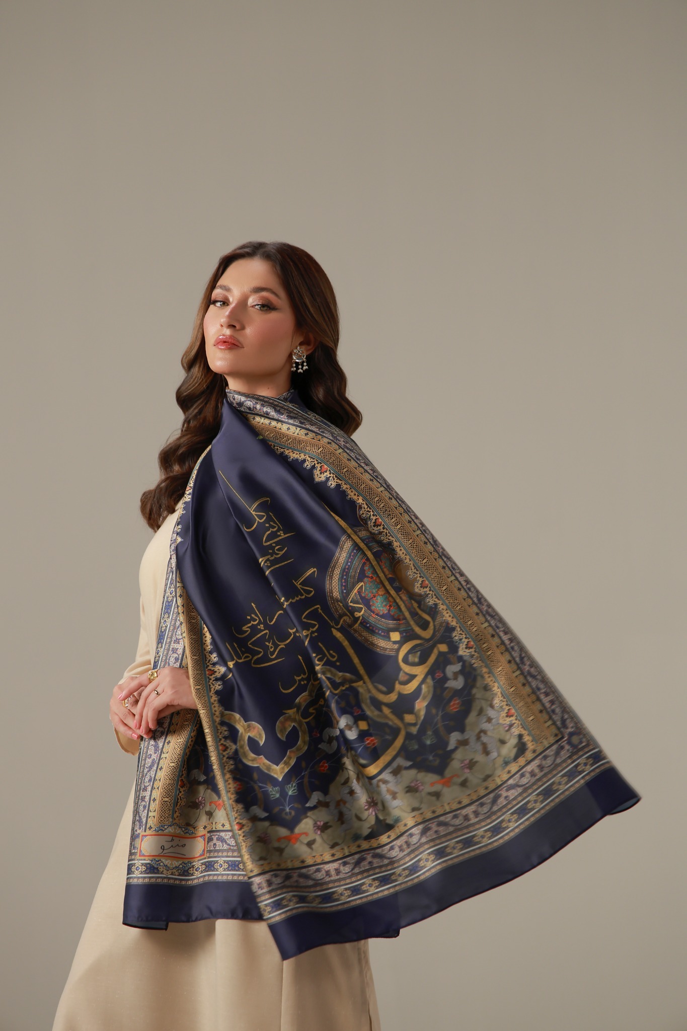 Manto Middle East Facebook ad: New Scarves Are Here