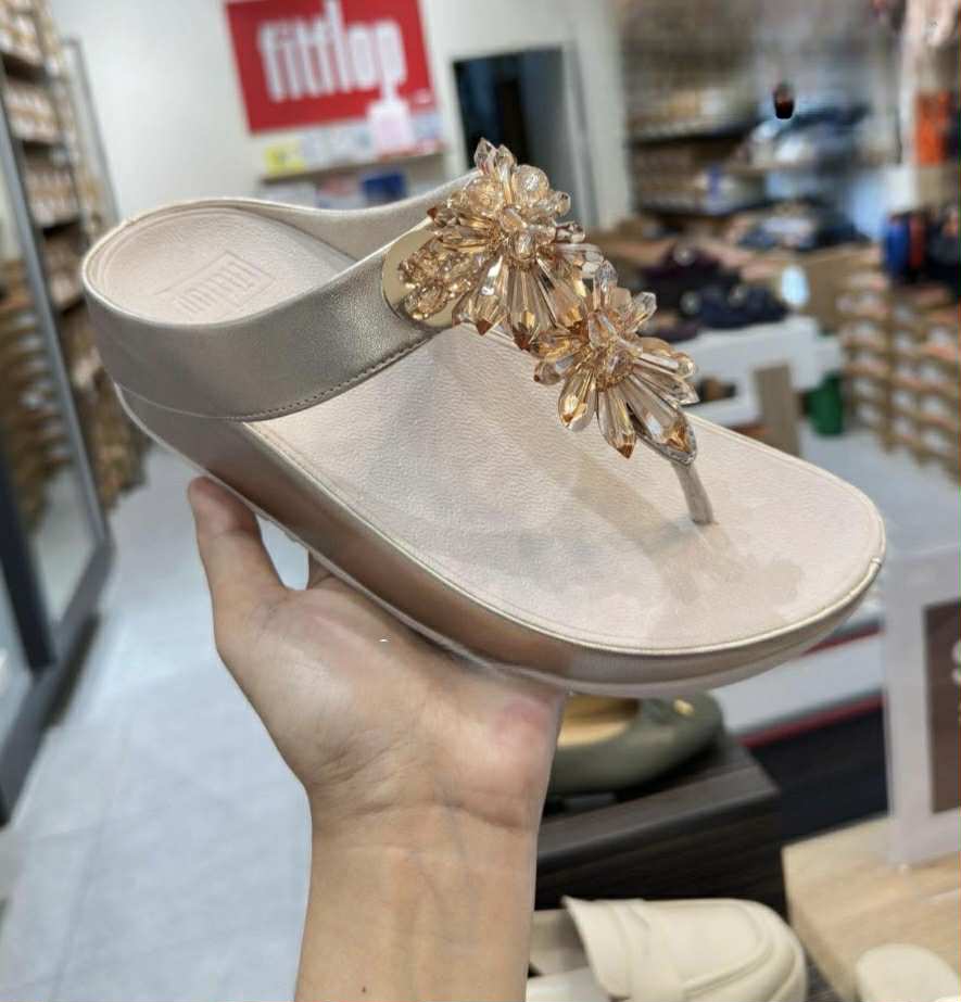 Fitflop - Factory PH Facebook ad: FITFLOP CLEARANCE-SALE