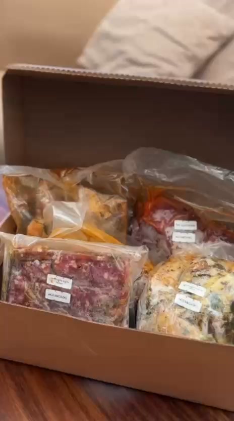 Meat Box Facebook ad: Escribenos