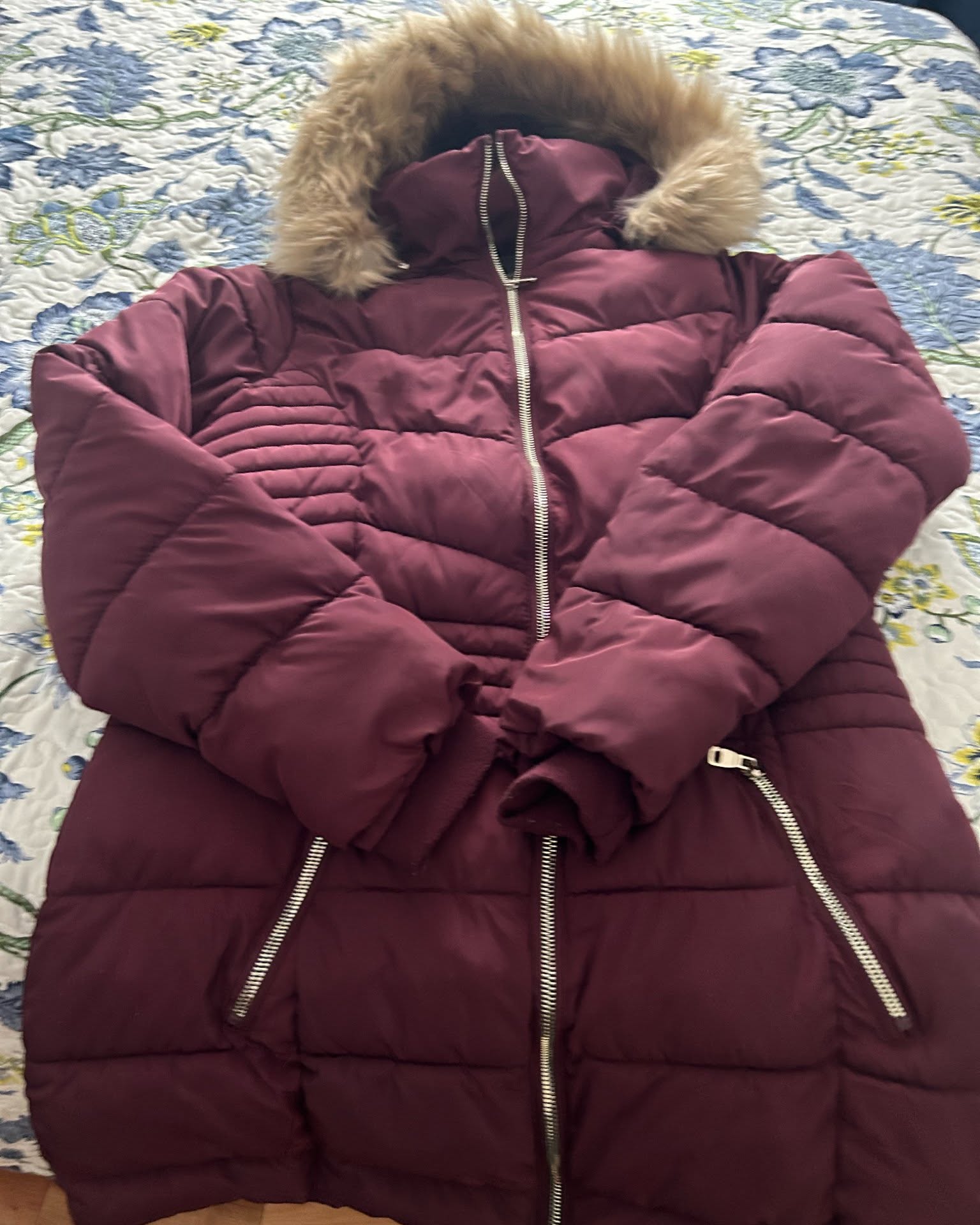 Michel Huard Facebook ad: TRÈS BEAU MANTEAU POUR DAME VENTE RAPIDE 50.00