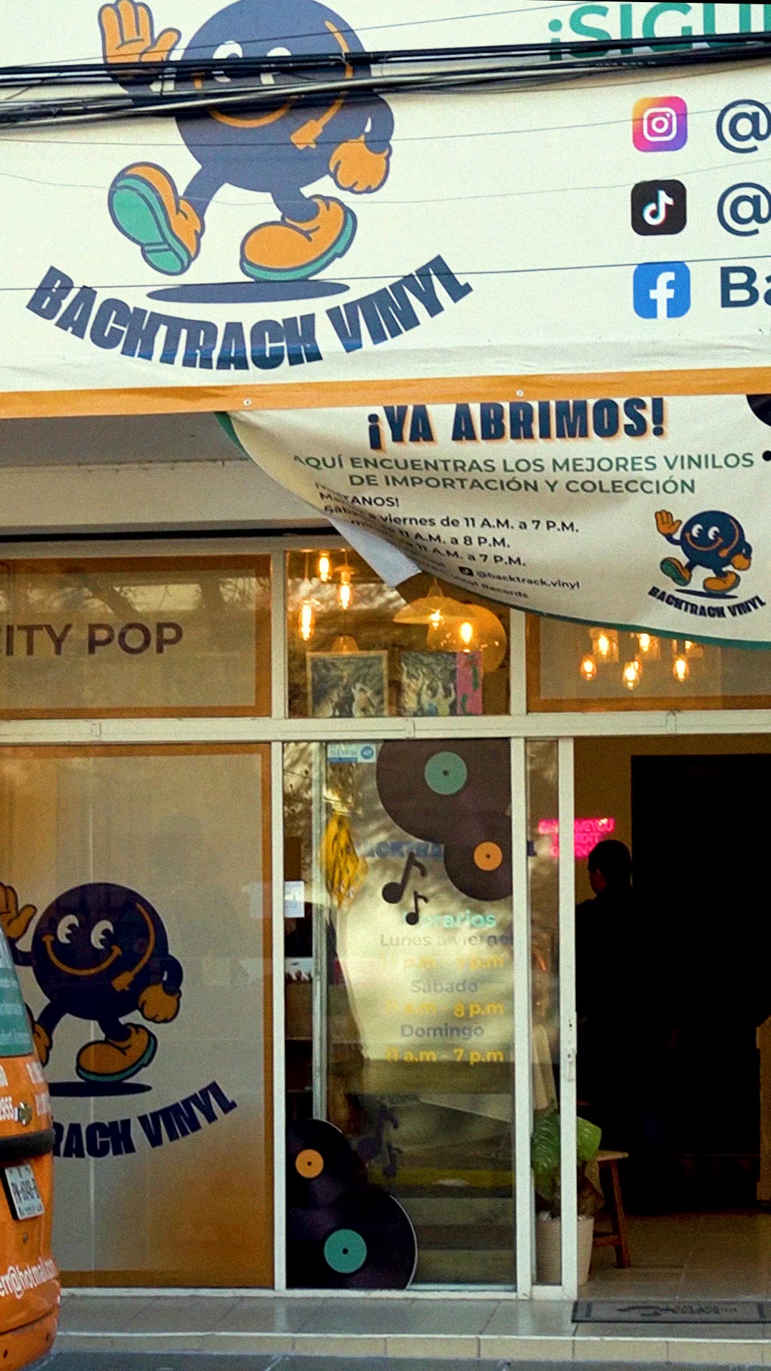 Backtrack Vinyl Records Facebook ad: Envío a todo México.