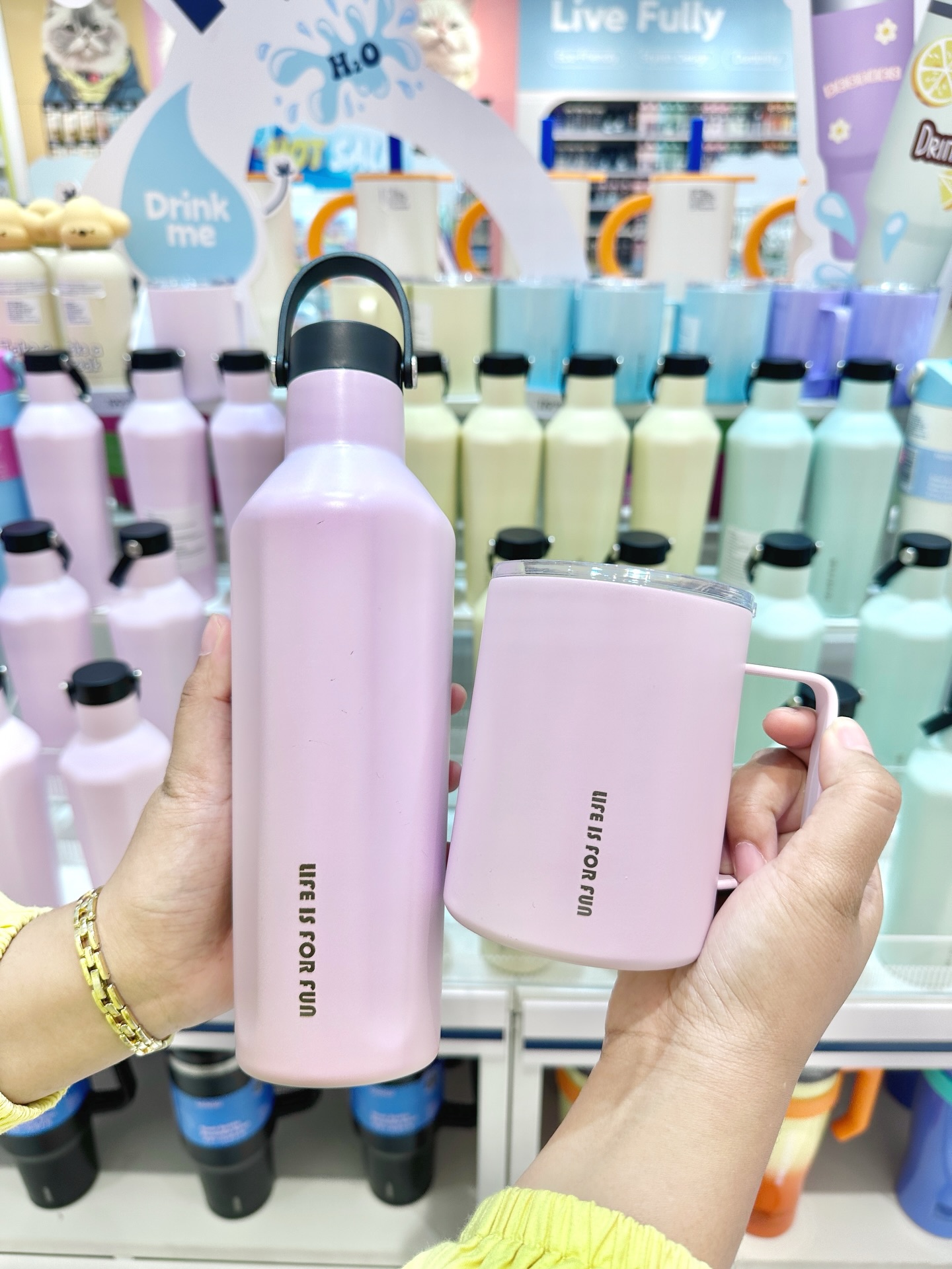 Miniso Indonesia Facebook ad: Siapa tim yang suka bawa tumblr kemana-mana?