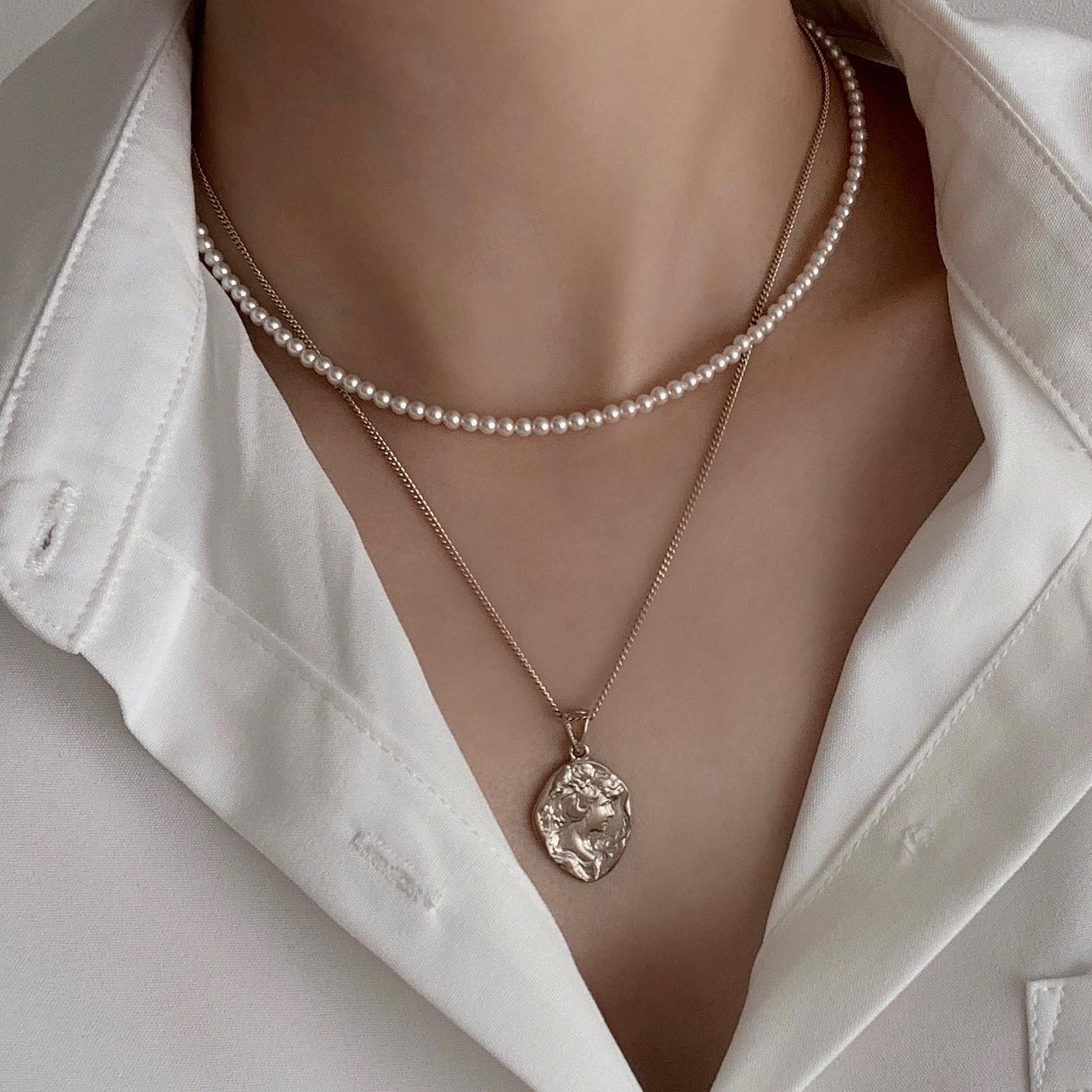 geum__yoil Facebook ad: 14k 리얼화이트 엔틱 여인 코인 펜던트 목걸이는