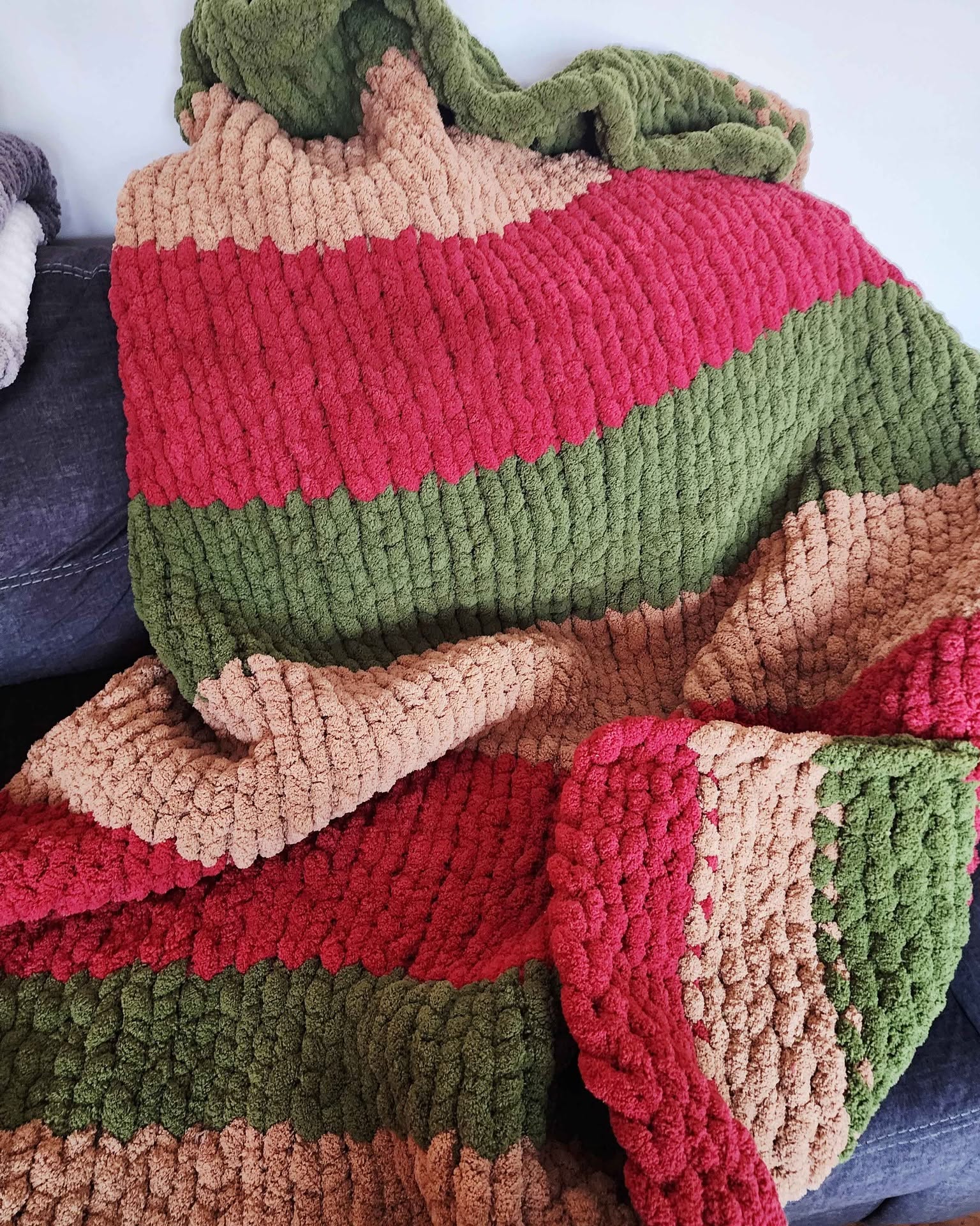 Felicia Johnson Hicks Facebook ad: Jumbo chunky yarn blanket