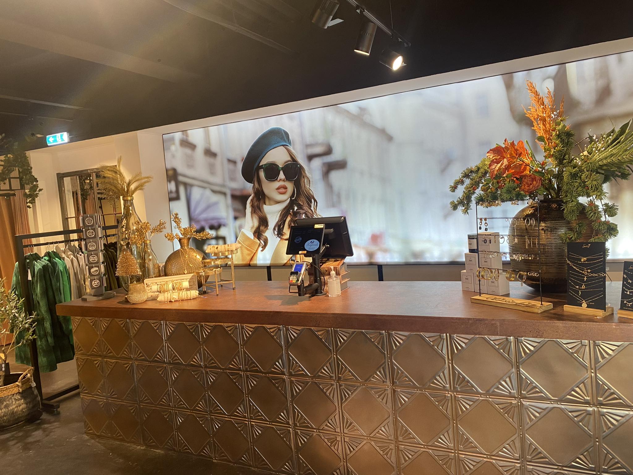 Foxytrends gevestigd in Vught Facebook ad: Betaalbare trendy items met veel afwisseling.