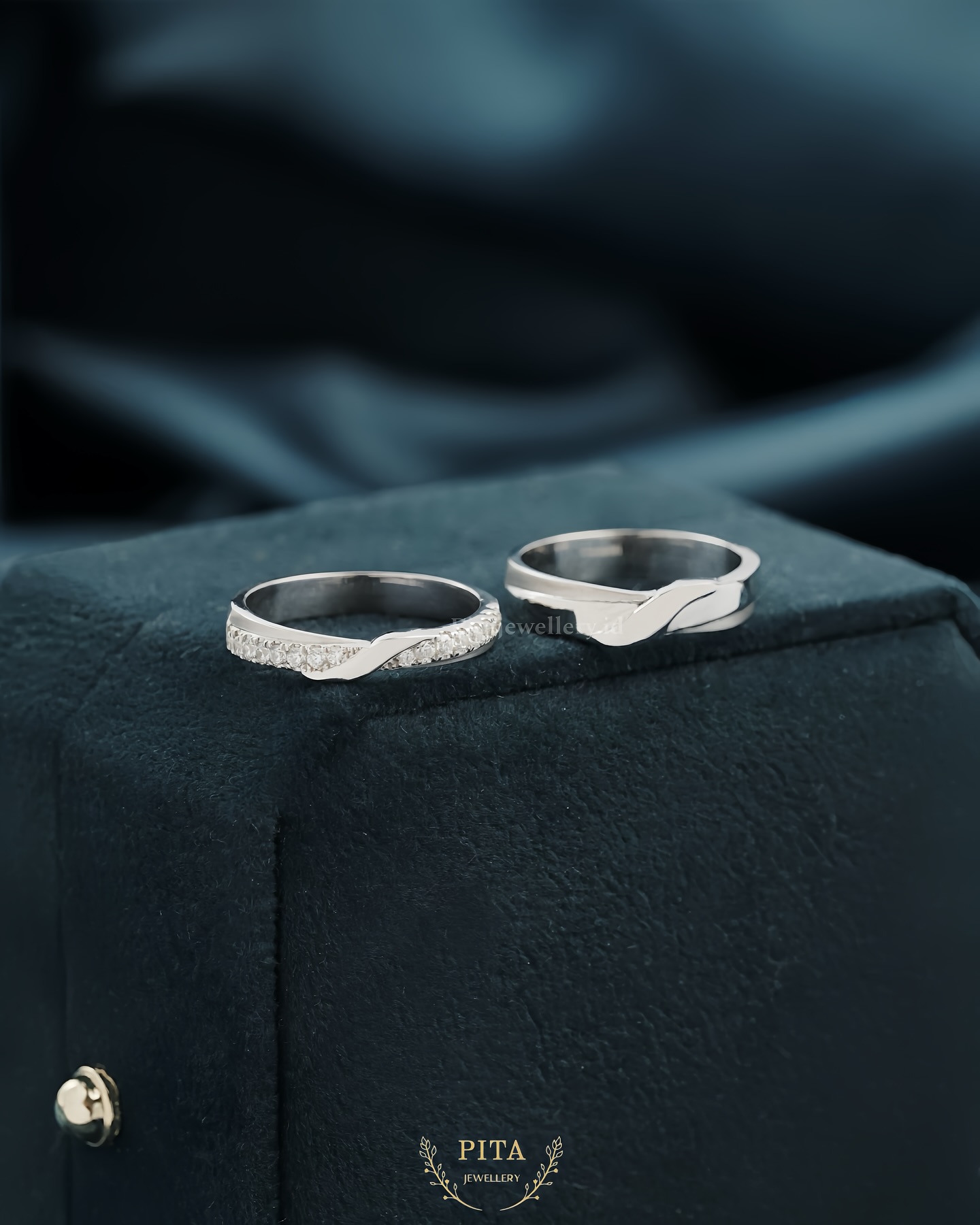 Cincin kawin.id Facebook ad: Kilau glossy yang halus berpadu dengan sentuhan doff…