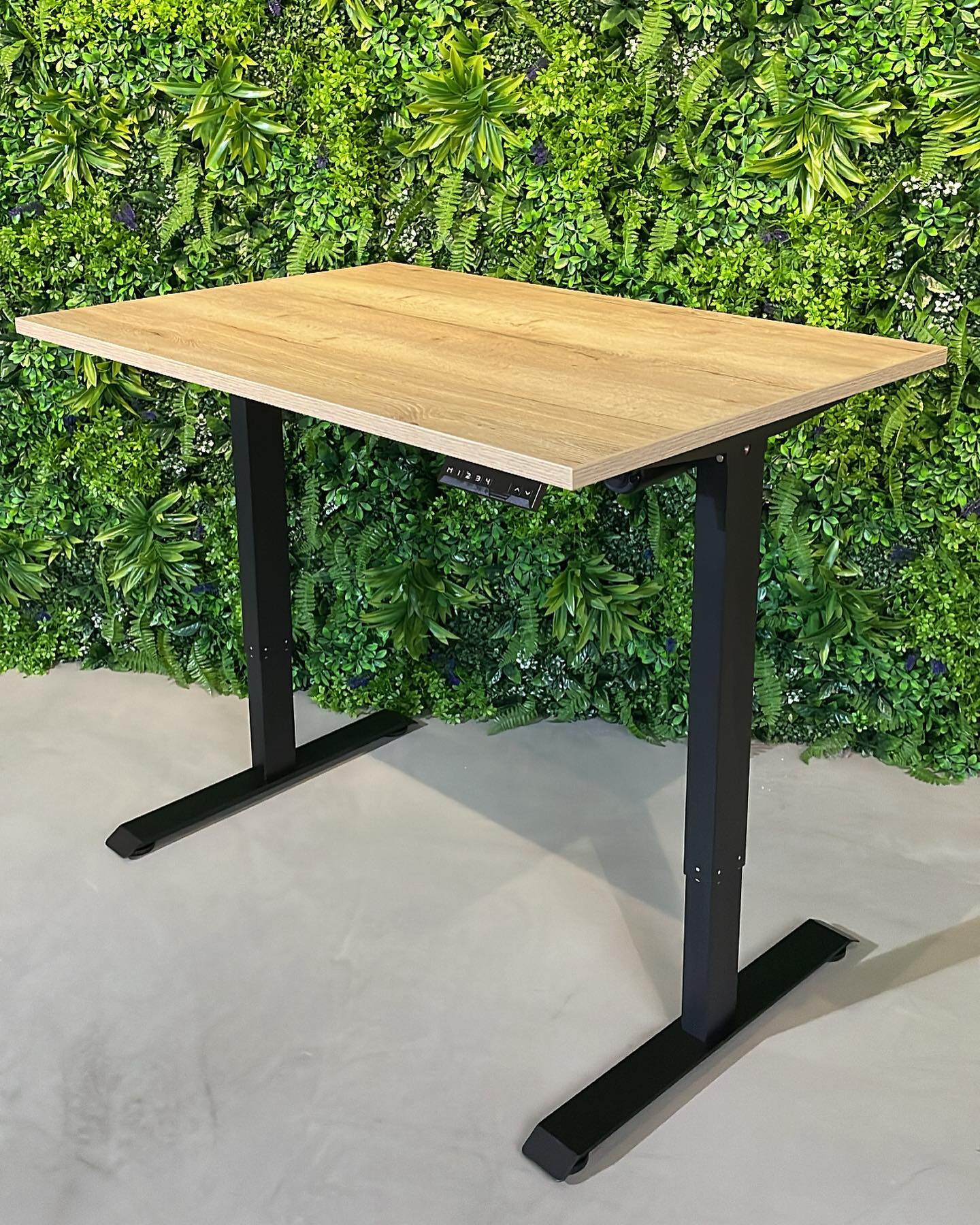 Office-Interior Facebook ad: Fuse electric sit-stand desk - Middle oak / Black / 120x80…